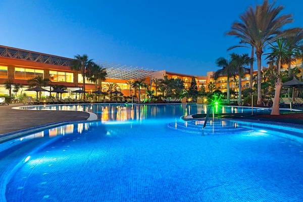 Außenbereich des Barcelo Fuerteventura Mar Hotels mit großem Pool und Palmen