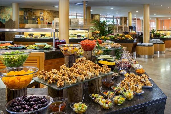 Buffet im Hotel Barcelo Fuerteventura Mar mit verschiedenen Früchten und Waffeln.