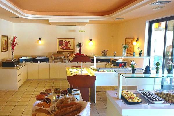 Frühstücksbuffet im Blue Aegean Hotel & Suites mit verschiedenen Speisen und Getränken.