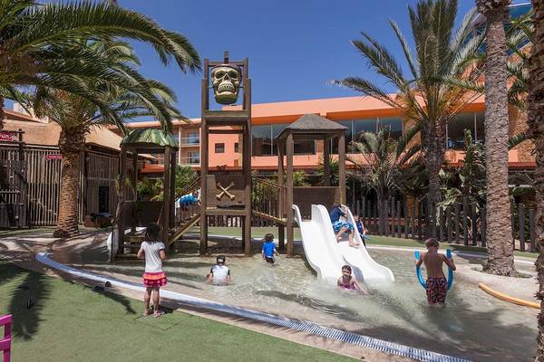 Kinder spielen auf einem Wasserspielplatz im Barcelo Fuerteventura Mar Hotel.