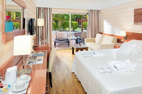 Hotelzimmer im Barcelo Fuerteventura Mar mit Bett, Stühle, Tisch und Terrassentür