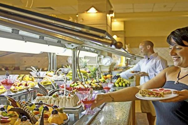 Frau im Akassia Swiss Resort genießt eine Auswahl an Buffet-Essen.