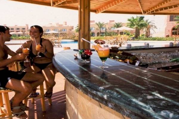 Paar genießt Getränke an der Poolbar des Akassia Swiss Resort