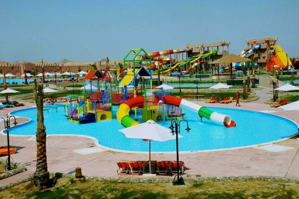 Wasserpark im Akassia Swiss Resort mit Rutschen und Liegestühlen.