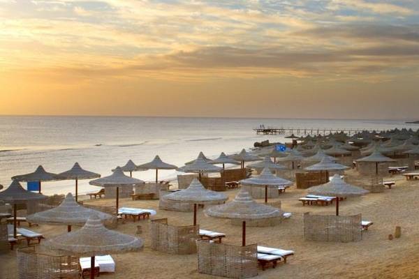 Strand des Akassia Swiss Resort mit vielen Sonnenschirmen und Liegen am Meer