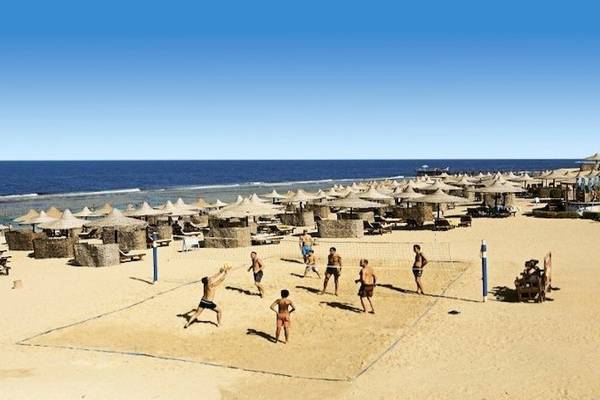 Volleyballspiel auf dem Strand des Akassia Swiss Resort mit mehreren Spielern und Zuschauern.