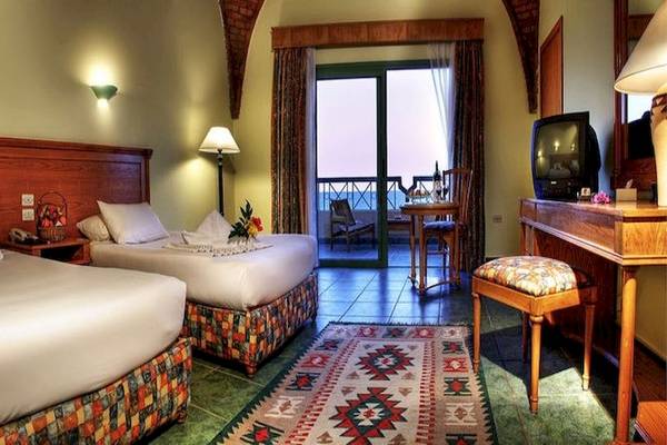 Doppelzimmer im Akassia Swiss Resort mit zwei Betten, Schreibtisch, Fernseher und Balkon