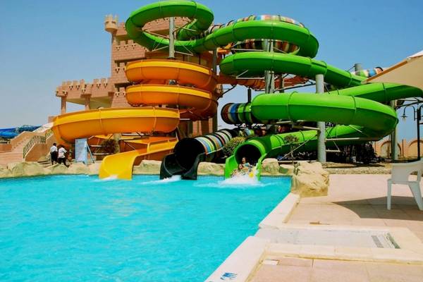Wasserrutschen im Akassia Swiss Resort mit Besuchern und blauem Pool.