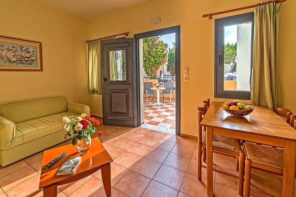 Hotelzimmer mit Balkon und Wohnbereich im Blue Aegean Hotel & Suites