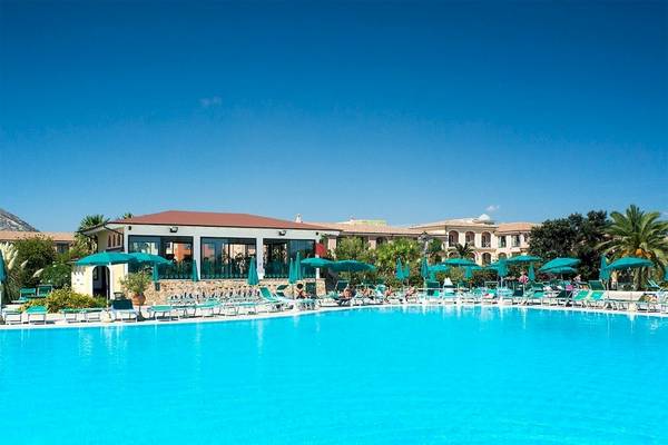 Außenpool des Club Hotel Marina Beach mit Liegen und Sonnenschirmen.