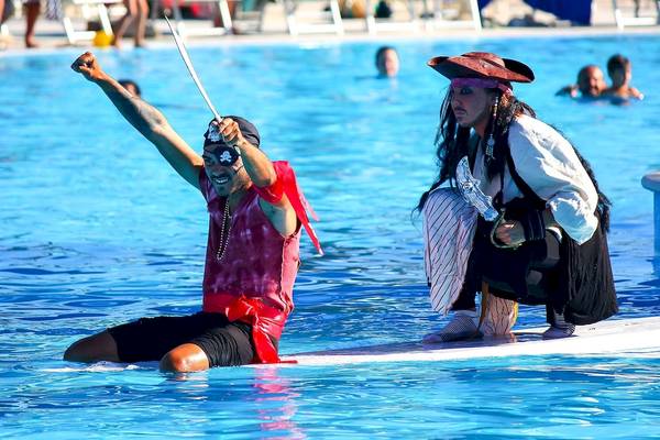 Zwei Piraten stehen im Schwimmbad des Club Hotel Marina Beach, einer mit einem Schwert in der Hand und einer mit einem Hut.