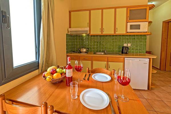 Küche des Blue Aegean Hotel & Suites mit Tisch und Früchten