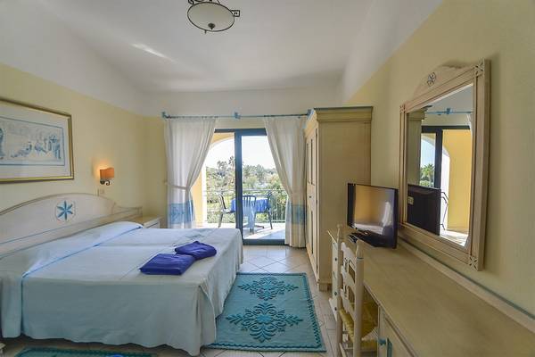 Schlafzimmer im Club Hotel Marina Beach mit Doppelbett, Balkon und Fernseher.