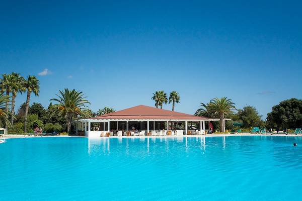 Außenpool des Club Hotel Marina Beach mit umliegenden Palmen und Sonnenliegen