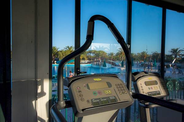Fitnessgeräte im Club Hotel Marina Beach mit Blick auf den Pool