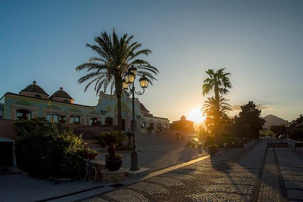 Sonnenuntergang am Club Hotel Marina Beach mit Palmen und Gehweg.