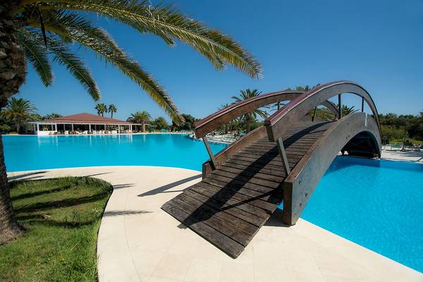 Holzbrücke über den Pool im Club Hotel Marina Beach