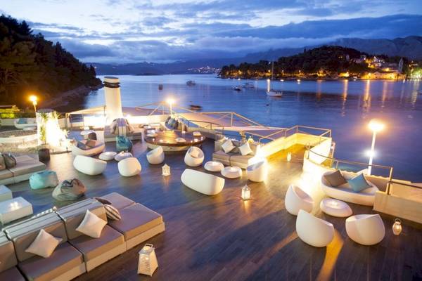Nachtansicht der Terrasse des Croatia Hotels mit Blick auf den See und Berge