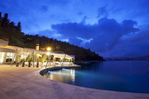 Foto von der Terrasse des Croatia Hotels bei Nacht mit beleuchtetem Pool und Blick auf den See