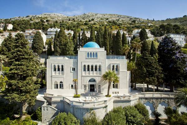 Luftaufnahme des Croatia Hotels mit blauer Kuppel und umliegender Natur