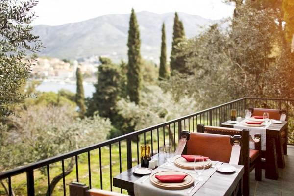Terrasse des Croatia Hotels mit Aussicht auf die Stadt und Berge