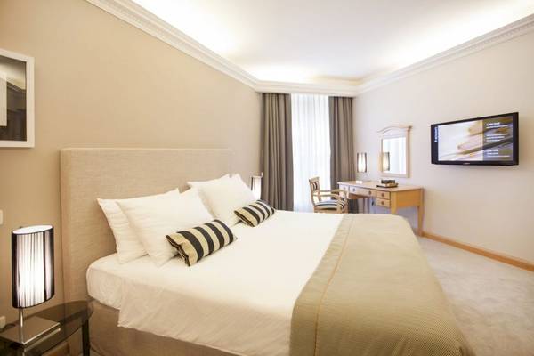 Schlafzimmer im Croatia Hotel mit Bett, Schreibtisch und Fernseher