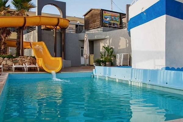 Schwimmbad und Wasserrutsche am AX Odycy Hotel