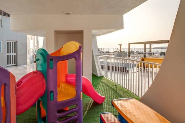 Kinderspielplatz im AX Odycy Hotel mit bunten Rutschen und Sitzbänken