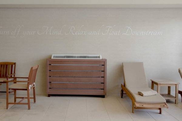 Wand mit Spruch und Möbeln in einem Zimmer des AX Odycy Hotels
