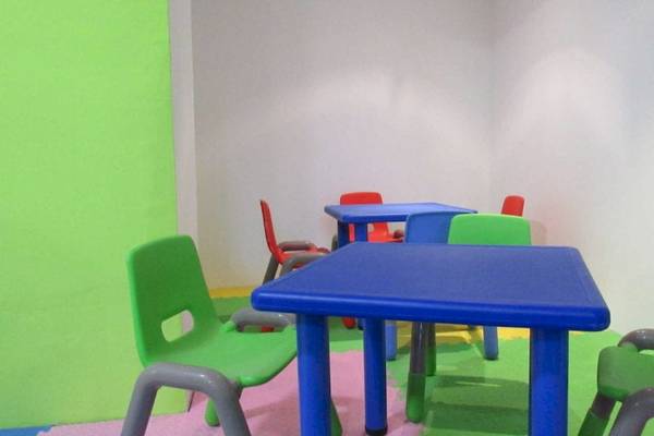 Spielzimmer im AX Odycy Hotel mit bunten Tischen und Stühlen