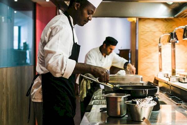 Koch in der Küche des AX Odycy Hotels, der Essen zubereitet.