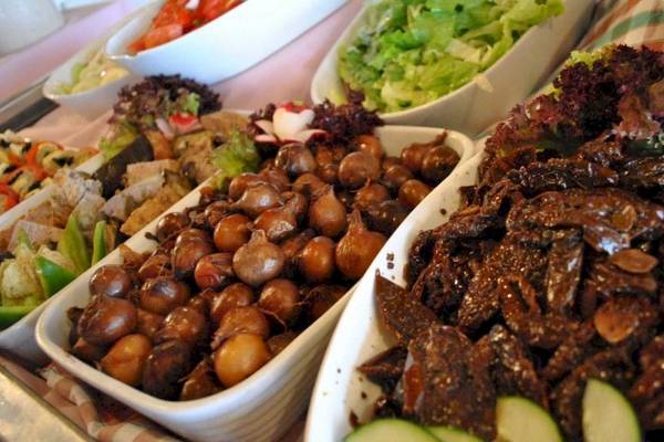 Buffet-Essen im AX Odycy Hotel mit verschiedenen Gerichten wie Salaten, Bohnen und Fleisch.