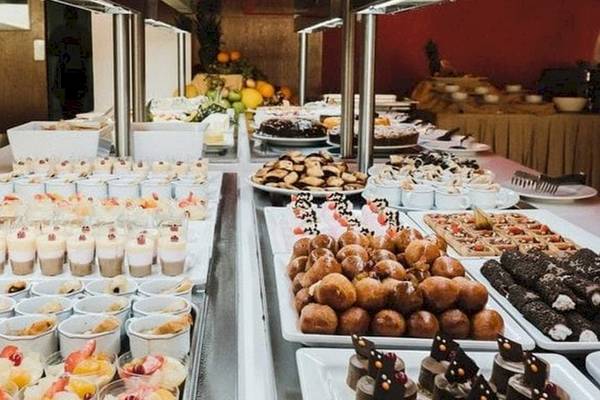 Buffet-Tisch im AX Odycy Hotel mit einer Vielzahl von Desserts und Gebäck.