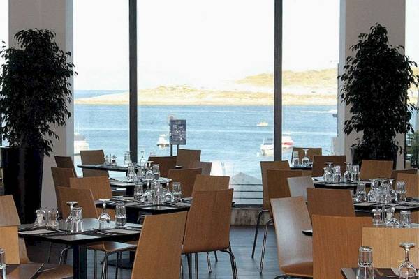 Innenansicht des Restaurants des AX Odycy Hotels mit Blick auf das Meer