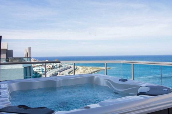 Whirlpool auf dem Balkon mit Meerblick im AX Odycy Hotel.