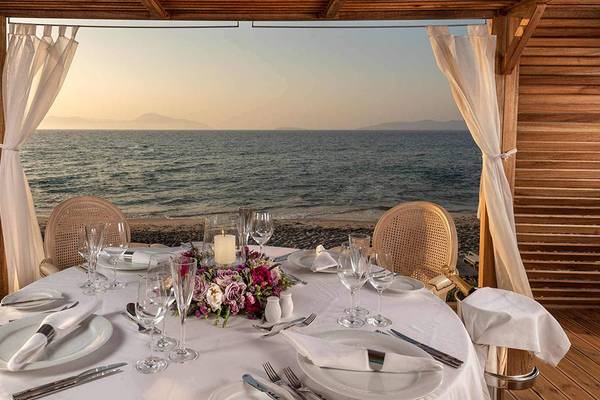 Strandtisch im Neptune Luxury Resort mit Blick auf das Meer