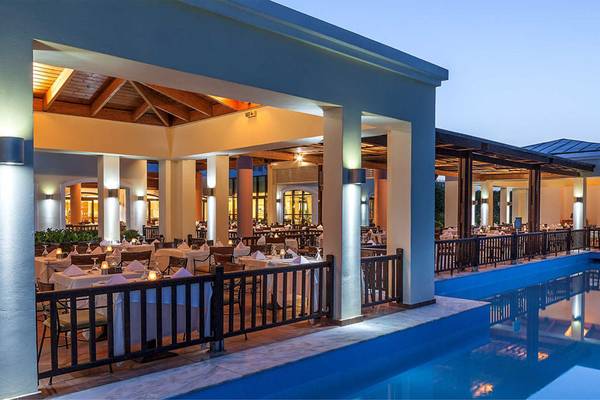 Außenbereich des Neptun Luxus Resorts mit Pool und Restaurant.