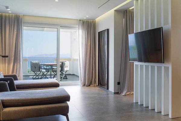 Innenansicht einer Suite im Neptune Luxury Resort mit Blick auf das Meer.