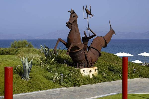 Bronzestatue am Strand des Neptune Luxury Resort mit Blick auf das Meer