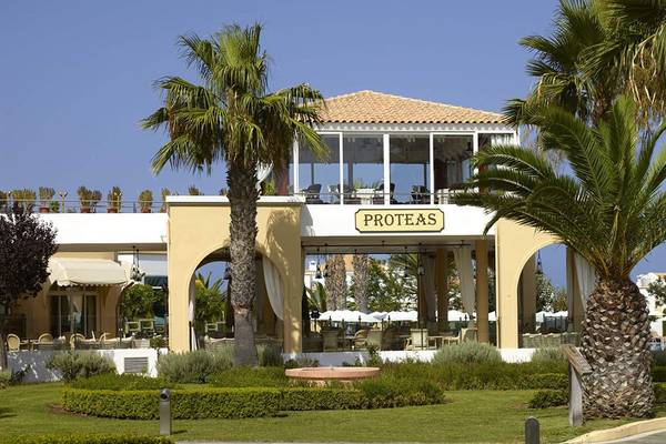 Außenansicht des Neptun Luxury Resorts mit Palmen und einem großen Eingangsbereich