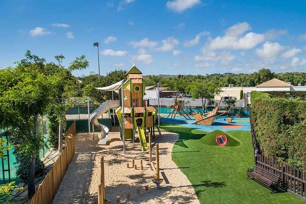 Luftaufnahme des Abenteuerspielplatzes im Neptune Luxury Resort.