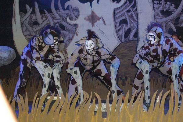 Vier Clowns in Kostümen stehen auf der Bühne des Neptune Luxury Resort.