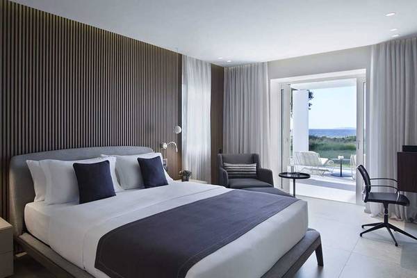 Schlafzimmer im Neptune Luxury Resort mit Blick auf das Meer