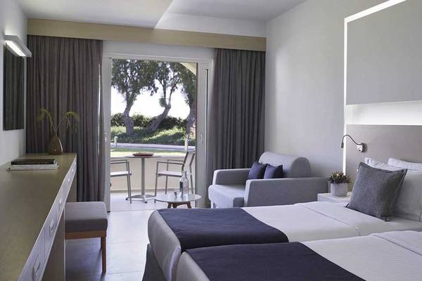 Doppelzimmer im Neptune Luxury Resort mit Balkon und Meerblick
