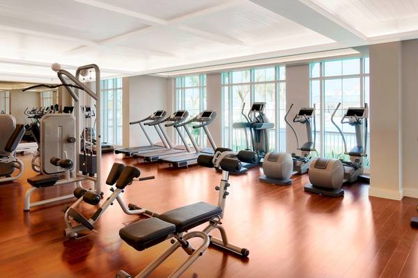 Fitnesscenter im St. Regis Abu Dhabi Hotel mit modernen Geräten und Ausblick.