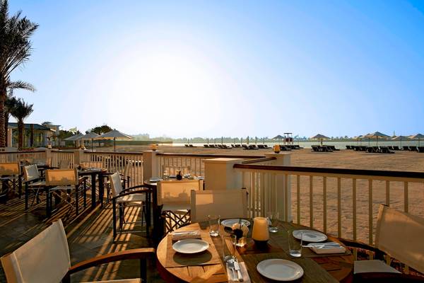 Terrasse des St. Regis Abu Dhabi mit Blick auf den Strand und die Bucht