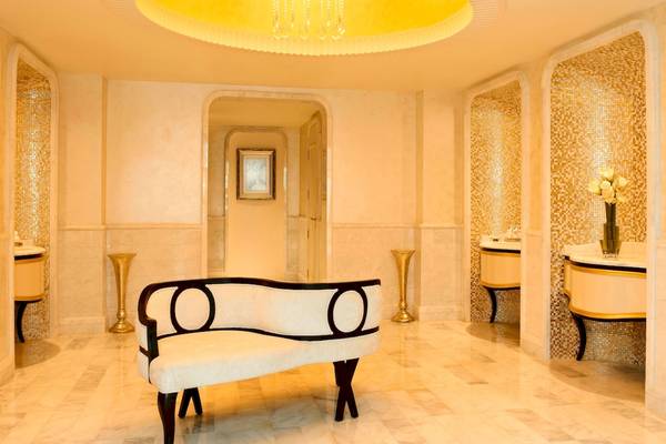Luxuriöses Foyer im St. Regis Abu Dhabi mit Marmorboden und goldenen Vasen