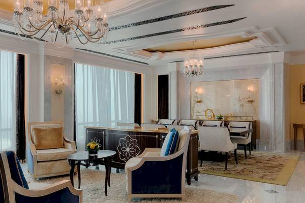 Wohnzimmer im St. Regis Abu Dhabi mit Kronleuchter, Sofas und Esstisch