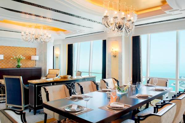 Der Speisesaal im St. Regis Abu Dhabi Hotel mit Blick auf das Meer.