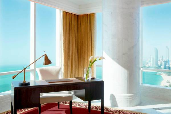 Arbeitszimmer im St. Regis Abu Dhabi Hotel mit Blick auf das Meer.
